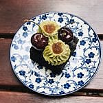 Strandkörbe, Surfbretter und Kirschtörtchen